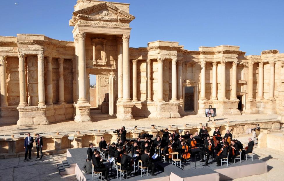 Hãng thông tấn SANA giới thiệu loạt ảnh về  dàn nhạc Nga biểu diễn ở Palmyra.